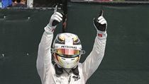 Lewis Hamilton vede seril mistrovstv svta u o 17 bod ped Nicem Rosbergem.