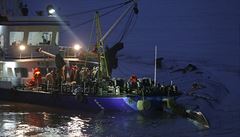 Záchranné akce kolem potopené lodi s 458 lidmi na palub.