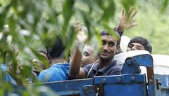 Bangladétí uprchlíci se louí z Barmou. Míí zpt do zem, z ní uprchli.