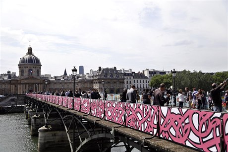 Místo zámk kresby. Most Ponts des Arts ozdobily zamilované páry