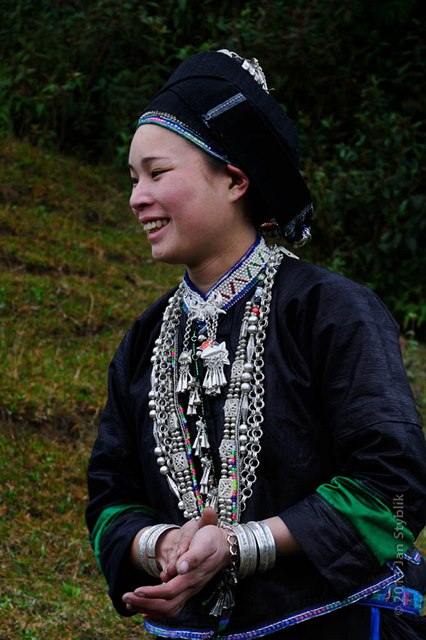 Blicí krémy si nacházejí cestu tém kamkoli; dívka etnika Nung.
