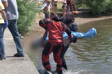 Policisté vytáhli z vody tlo a po pár hodinách.