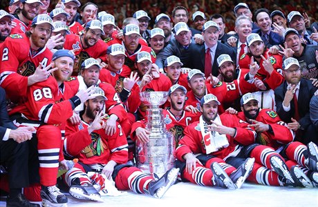 STANLEY CUP PRO CHICAGO. Byl 16. erven 2015 a hokejisté Chicaga s Michalem...