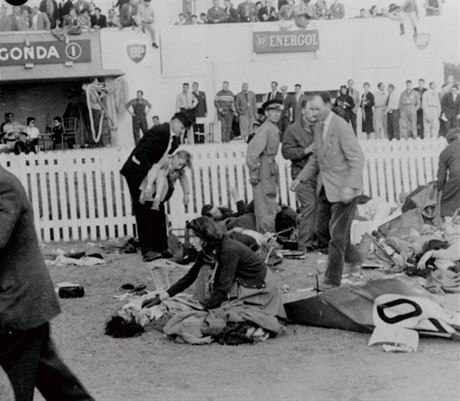 ást zdemolovaného závodního vozu a obti pi tragickém Le Mans 1955....