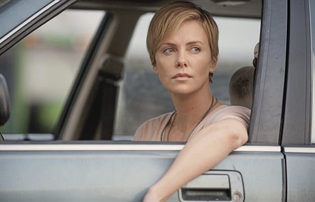 Úspný perod. Libby (Charlize Theronová) se díky vypoádání s minulostí mní...