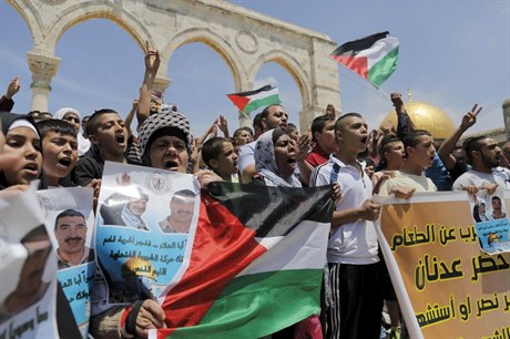 Je to nae pda. Palestinci na Západním behu protestují proti roziování...