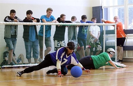 Kolektivní hra pro zrakov postiené s názvem goalball - ilustraní foto.