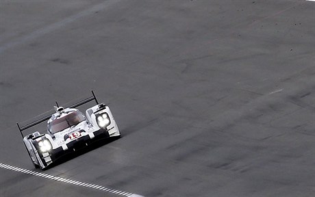 Nmecký pilot Nico Hulkenberg se svým vozem Porsche 919 pi 24hodinovém závod...