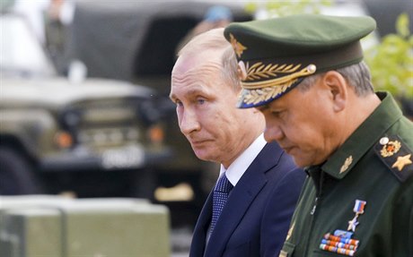 Prezident Vladimir Putin s ministrem obrany Sergejem ojguem.