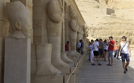 Turisté v chrámovém komplexu v Luxoru (ilustraní snímek).