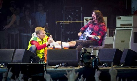 Frontman kapely Foo Fighters Dave Grohl dohrál koncert se zlomenou nohou.