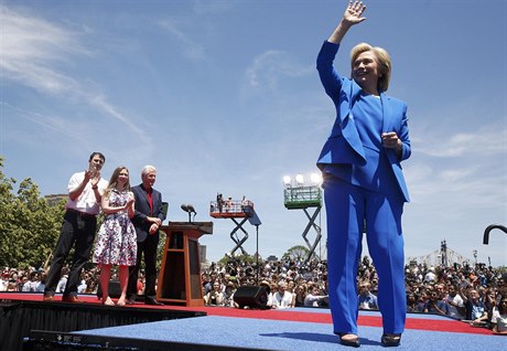 Clintonová oficiáln zahájila pedvolební kampa projevem na newyorském ostrov...