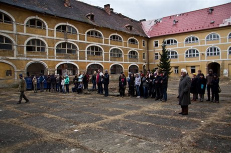 Do areálu bývalých kasáren zavítali studenti Pírodní koly. Vytvoili...