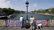 Msto zmk kresby. Most Ponts des Arts ozdobily zamilovan pry