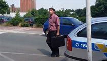 Policista vystoupil z auta a přechází mimo přechod | na serveru Lidovky.cz | aktuální zprávy