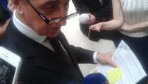 V ruce drží papíry s údajnými články o poslanci Ladislavu Šinclovi z ČSSD, s... | na serveru Lidovky.cz | aktuální zprávy