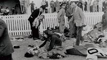 Část zdemolovaného závodního vozu a oběti při tragickém Le Mans 1955.... | na serveru Lidovky.cz | aktuální zprávy