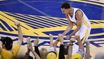 Stephen Curry oslavuje dal z spnch trojek.