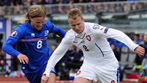 Islandsk fotbalista Birkir Bjarnason (vlevo) sth eskho zlonka Davida...