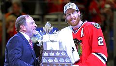 Obránce Chicago Blackhawks Duncan Keith získal Conn Smythe Trophy pro...