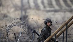Jihokorejský voják hlídkuje u demilitarizovaného pásma oddlující znepátelené...