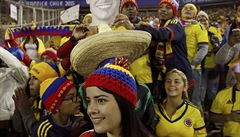 JSI NÁ BH. Kolumbijci s portrétem mladé hvzdy Jamese Rodrígueze po vyhraném...