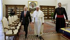 Pape Frantiek ve Vatikánu pivítal ruského prezidenta Vladimira Putina.