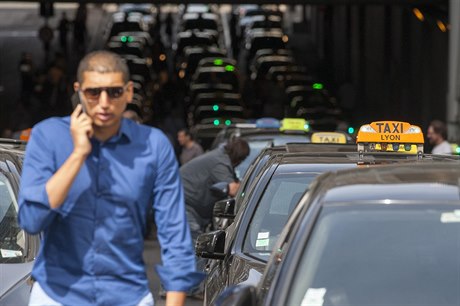 Francouztí taxikái stávkují proti spolenosti Uber.