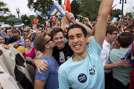 Lidé slaví rozhodnutí soudu ve Washingtonu týkající se homosexuálních satk.