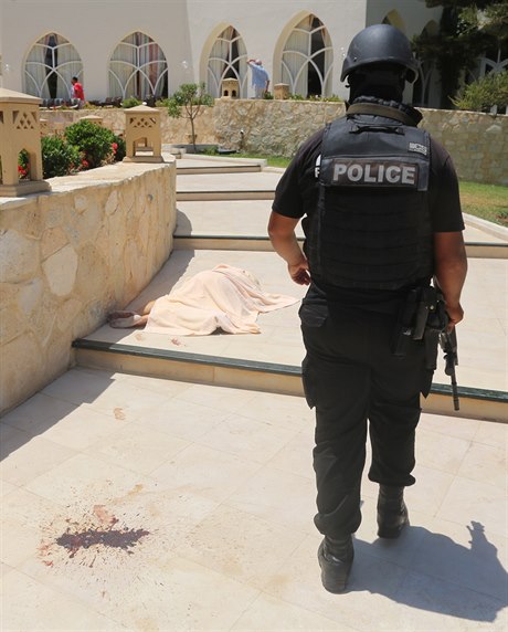 Hotel v tuniském Súze po útocích zaplavili policisté.