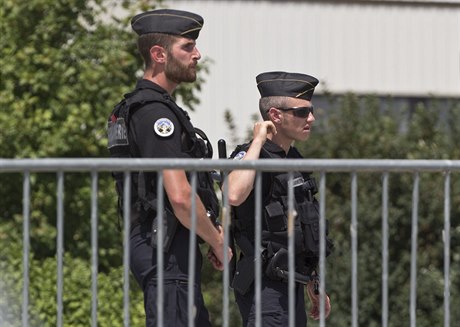 Policejní písluníci hlídají silnici v okolí Lyonu.