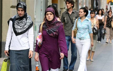Íránská policie tvrd postihuje nedodrování striktních náboenských pravidel oblékání.