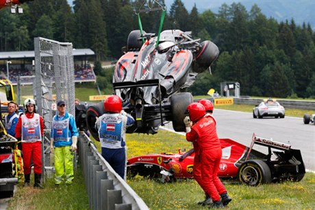 Nehoda na okruhu v Rakousku, do které se zapletli Alonso a Räikkönen.