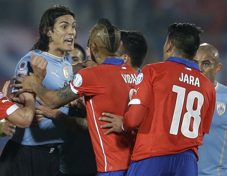 TAK TO JSI PEHNAL! Uruguayský útoník Edinson Cavani zuí, práv dostal...