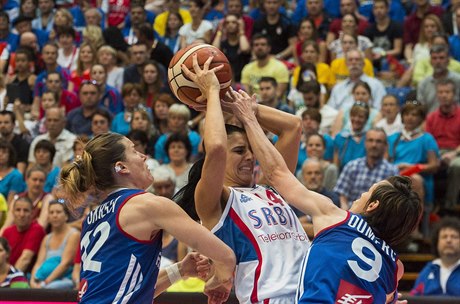 Momentka z finále basketbalového ampionátu mezi Srbkami a Francouzkami.