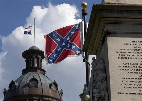 Vlajka Konfederace v areálu jihokarolínského Kongresu v Charlestonu.