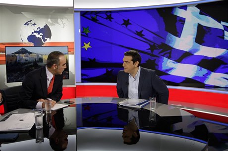 Alexis Tsipras (vpravo) pi rozhovoru pro ERT.