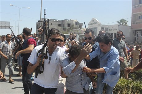 Policisté chrání mue v tuniské Súse, kterého se snaí dav lynovat. Mue...
