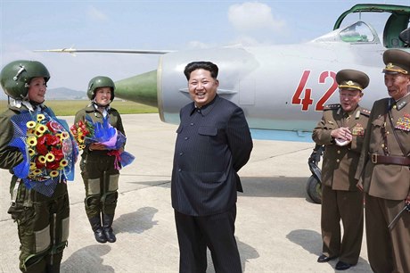 Kim ong-un se severokorejskými letkynmi (ilustraní snímek).