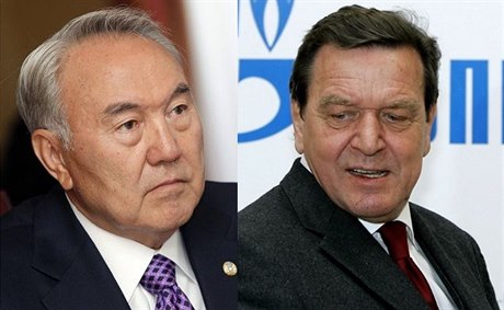 Nursultan Nazarbajev (vlevo) a Gerhard Schröder.