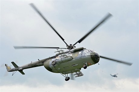 Souástí pehlídky Armády R byly i armádní vrtulníky.