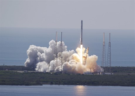 Start nákladní lod Dragon soukromé spolenosti SpaceX z Mysu Canaveral na...