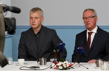 Podepsání koaliní smlouvy za Pro Ústí nad  Labem Martin Hausenblas a za ANO...