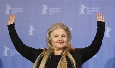 Hanna Schygulla na Berlinale pevzala estného Zlatého medvda, te si k nám...