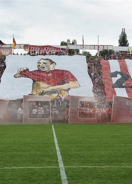 Rozluka. Fotbalista Petr vancara pichází na trávník brnnského stadionu Za...