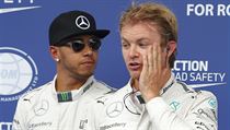 Lewis Hamilton (vlevo) a jeho stjov kolega Nico Rosberg.