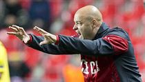 Trenér Jakub Dovalil marně čaruje rukama, pro jeho tým Euro končí už ve skupině. | na serveru Lidovky.cz | aktuální zprávy