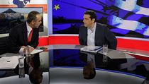 Alexis Tsipras (vpravo) pi rozhovoru pro ERT.