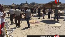Na záběrech tuniské televize Tunisia TV1 je vidět, jak policisté prohlížejí... | na serveru Lidovky.cz | aktuální zprávy