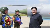 Kim ong-un se severokorejskmi letkynmi (ilustran snmek).
